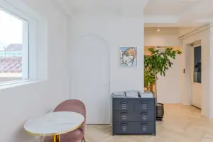 연남동 감성 오피스, 아치 도어와 헤링본의 조화